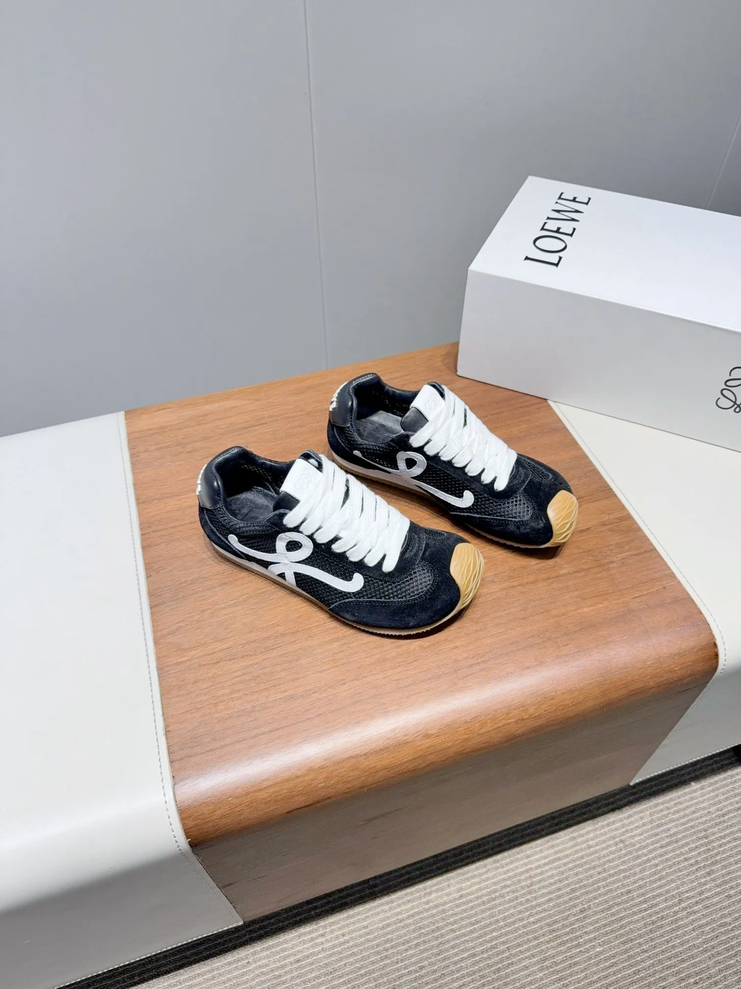 👟👟Ex-factory price 560👟👟 Loewe LOEW- 2025 mesh moral training shoes Super awesome Asymmetric toe shape, as LOEWE's signature design Super soft, lightweight and flexible sole, new wave texture rubber outsole, extending to the toe, upgraded soft leather lining and footbed to provide maximum comfort, 3D injection molded rubber LOEWE logo on the heel Fully open mold matching material Size: 35-40 (custom-made for 40 women, non-refundable)